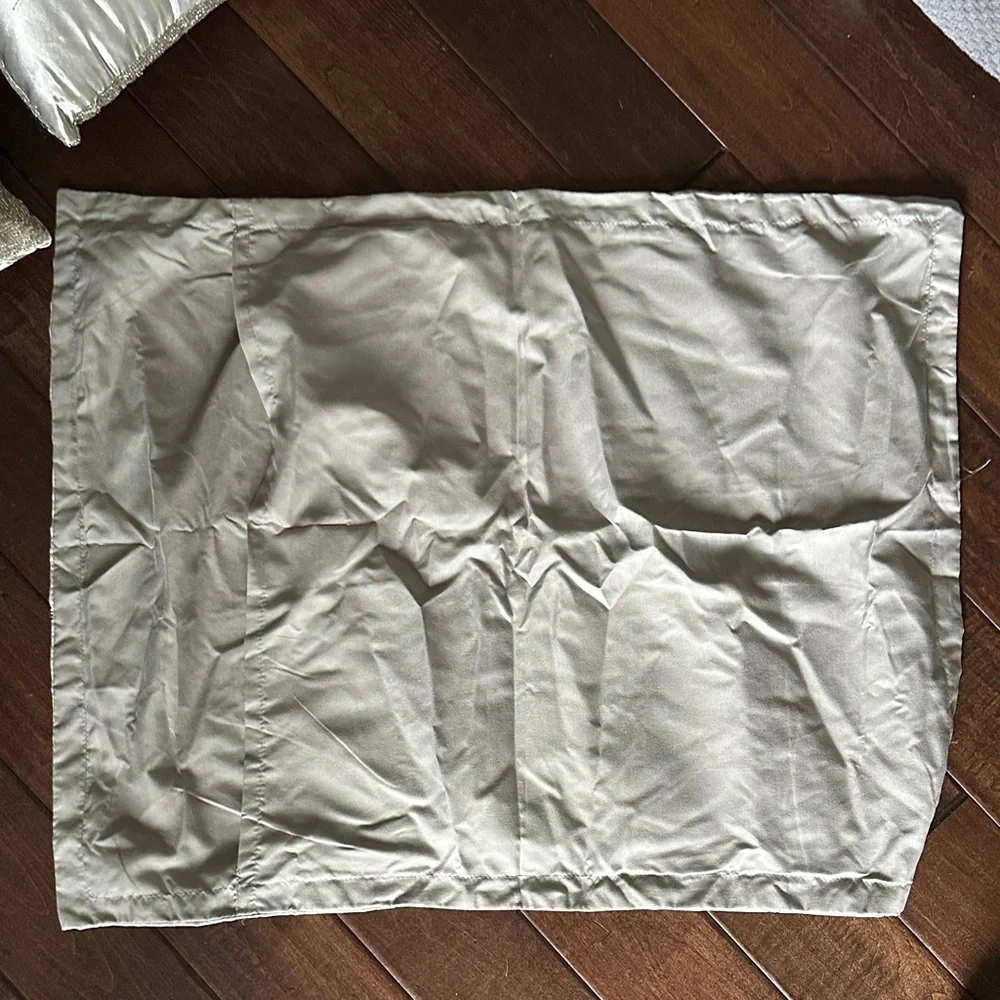 Queen Size Silver Comforter, 2 Sequin Throw Pillows & 2 standard shams